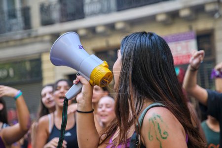 Foto de Buenos Aires, Argentina; 8 de marzo de 2023: Mujer cantando, animando a sus pares usando un megáfono durante la huelga feminista internacional. Conceptos de activismo y lucha social por los derechos. - Imagen libre de derechos