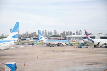 Foto de Buenos Aires, Argentina, 18 de noviembre de 2022: Aerolíneas Argentinas, Australes y Latam en la zona de embarque del Aeropuerto Internacional Jorge Newbery. - Imagen libre de derechos