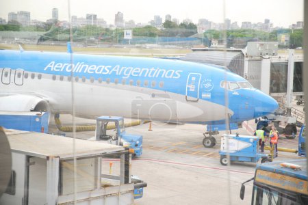 Foto de Buenos Aires, Argentina, 18 de noviembre de 2022: Avión Aerolineas Argentinas visto desde una ventana del puente de embarque del Aeropuerto Internacional Jorge Newbery. - Imagen libre de derechos