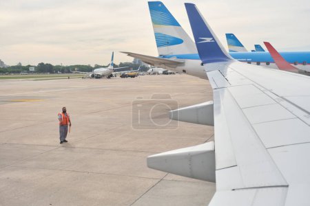 Foto de Buenos Aires, Argentina, 18 de noviembre de 2022: Vista desde una ventana de un avión Boeing 737-700 de Aerolineas Argentinas en la zona de embarque del Aeropuerto Internacional Jorge Newbery - Imagen libre de derechos