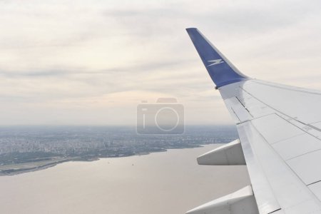 Foto de Buenos Aires, Argentina, 18 de noviembre de 2022: Vista desde una ventana de un avión Boeing 737-700 de Aerolineas Argentinas que acaba de despegar del Aeropuerto Internacional Jorge Newbery. - Imagen libre de derechos