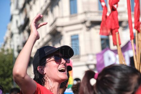 Téléchargez les photos : Buenos Aires, Argentine ; 8 mars 2023 : Grève féministe internationale ; jeune femme scandant des slogans, revendiquant les droits des femmes - en image libre de droit