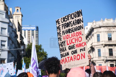 Téléchargez les photos : Buenos Aires, Argentine ; 8 mars 2023 : Signez avec le texte que j'ai été objectivé, j'ai flirté, j'ai été peloté, j'ai été violé, aujourd'hui je me bats pour qu'ils ne disent jamais que j'ai été tué. - en image libre de droit