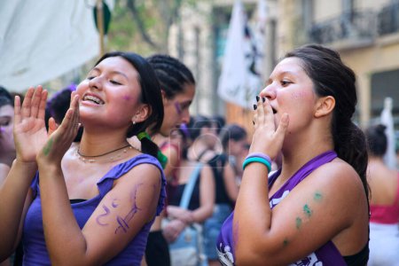 Téléchargez les photos : Buenos Aires, Argentine ; 8 mars 2023 : Grève féministe internationale ; jeunes femmes scandant des slogans, criant, revendiquant l'égalité pour les femmes - en image libre de droit
