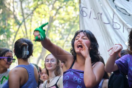 Téléchargez les photos : Buenos Aires, Argentine ; 8 mars 2023 : Grève féministe internationale ; jeune femme scandant des slogans, criant, revendiquant l'égalité pour les femmes - en image libre de droit