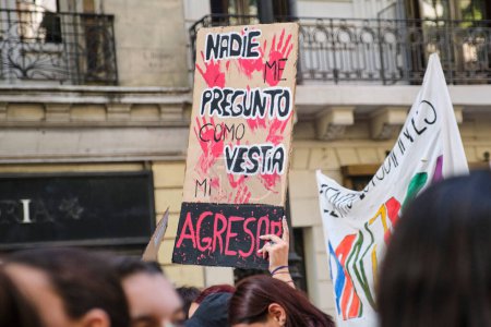 Téléchargez les photos : Buenos Aires, Argentine ; 8 mars 2023 : Grève féministe internationale, une femme méconnaissable tient une pancarte avec le texte Personne ne m'a demandé ce que portait mon agresseur. - en image libre de droit