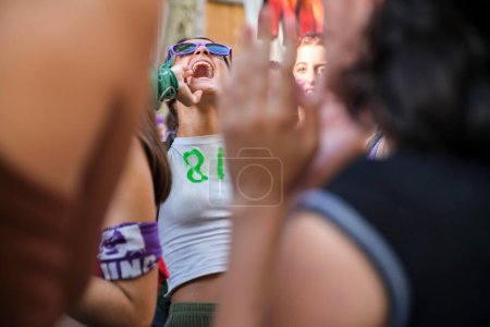 Téléchargez les photos : Buenos Aires, Argentine ; 8 mars 2023 : Grève féministe internationale ; jeune femme criant, réclamant l'égalité pour les femmes au milieu d'une marche massive. - en image libre de droit