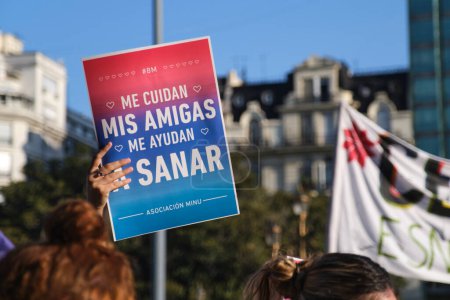Téléchargez les photos : Buenos Aires, Argentine ; 8 mars 2023 : Grève féministe internationale, une femme méconnaissable tient un panneau avec le texte Mes amies prennent soin de moi, elles m'aident à guérir. - en image libre de droit