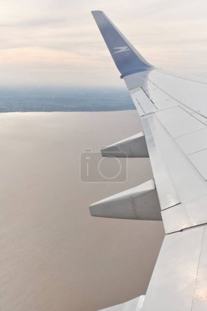 Foto de Buenos Aires, Argentina, 18 de noviembre de 2022: Vista desde una ventana de un avión Boeing 737-700 de Aerolineas Argentinas que acaba de despegar del Aeropuerto Internacional Jorge Newbery. - Imagen libre de derechos
