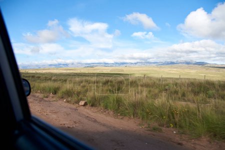 Foto de Vista desde la ventana de un coche que viaja por la zona de Los Gigantes, un macizo de montaña que pertenece a la zona norte de Sierras Grandes, un destino turístico para senderismo, trekking, en Córdoba, Argentina - Imagen libre de derechos