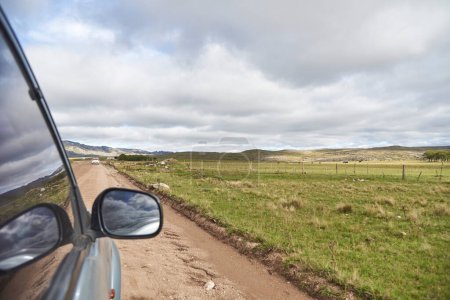 Foto de Vista desde la ventana de un coche que viaja por la región de Los Gigantes, un macizo de montaña que pertenece a la zona norte de Sierras Grandes, un destino turístico para senderismo, trekking en Córdoba, Argentina - Imagen libre de derechos