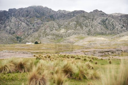 Foto de Paisaje montañoso con casa en Los Gigantes, un macizo de montaña que pertenece a la zona norte de las Sierras Grandes, un destino turístico para senderismo, trekking, en Córdoba, Argentina - Imagen libre de derechos