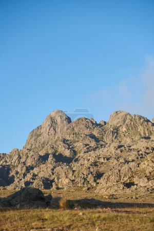 Foto de Cerro de la Cruz al amanecer visto desde La Rotonda, punto de partida de senderos de montaña en Los Gigantes, un macizo de montaña visitado para senderismo, trekking y escalada en Córdoba, Argentina - Imagen libre de derechos
