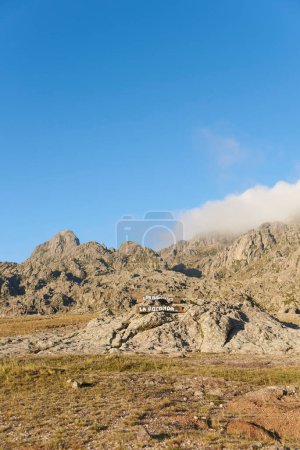 Foto de La Rotonda, punto de partida para rutas de senderismo en Los Gigantes, un macizo de montaña en Sierras Grandes, Córdoba, Argentina, un destino turístico para senderismo, trekking y escalada. - Imagen libre de derechos