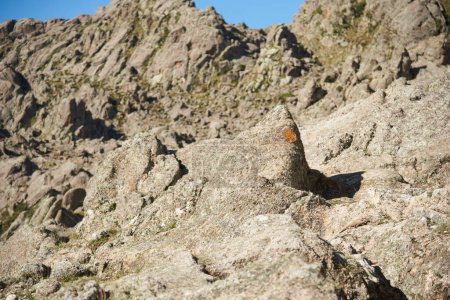 Téléchargez les photos : Marque peinte sur le rocher pour identifier un sentier d'alpinisme, à Los Gigantes, Cordoue, Argentine, une destination de trekking, de randonnée et d'escalade. Concept : orientation dans la nature. - en image libre de droit