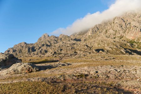 Foto de Paisaje matutino en Los Gigantes, un macizo de montaña en Sierras Grandes, Córdoba, Argentina, un destino turístico para senderismo, trekking y escalada. - Imagen libre de derechos