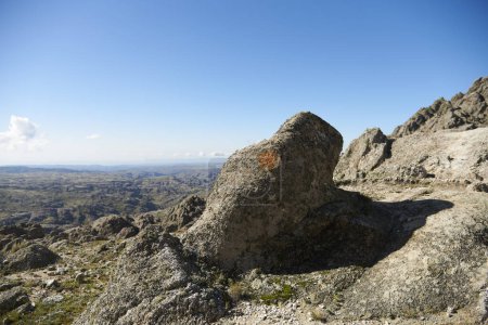Téléchargez les photos : Marque peinte sur un rocher pour identifier un sentier de randonnée, à Los Gigantes, Cordoue, Argentine, une destination de trekking et d'escalade. Concept : alpinisme et orientation dans la nature, trouver le chemin. - en image libre de droit