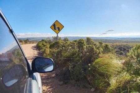 Foto de Vista desde la ventana de un coche que viaja por la región de Los Gigantes, un macizo de montaña que pertenece a la zona norte de Sierras Grandes, un destino turístico para senderismo, trekking en Córdoba, Argentina - Imagen libre de derechos
