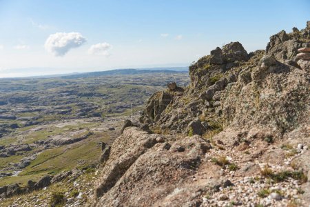 Foto de Impresionantes paisajes montañosos rocosos en Los Gigantes, un macizo montañoso que pertenece a la zona norte de Sierras Grandes, destino de senderismo, trekking y escalada en Córdoba, Argentina - Imagen libre de derechos