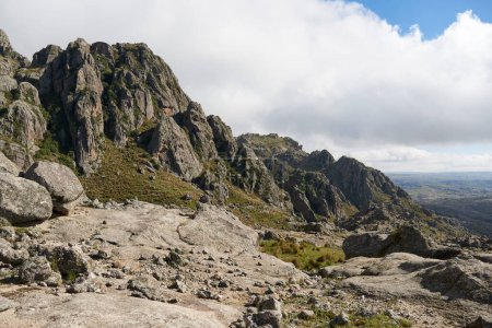 Foto de Impresionante paisaje montañoso escarpado en Los Gigantes, un macizo de montaña que pertenece a la zona norte de Sierras Grandes, increíble destino para senderismo, trekking y escalada en Córdoba, Argentina - Imagen libre de derechos