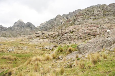Foto de Paisaje rocoso montañoso en Los Gigantes, un macizo montañoso que pertenece a la zona norte de Sierras Grandes, un destino turístico para senderismo, trekking y escalada en Córdoba, Argentina - Imagen libre de derechos