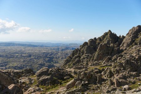 Foto de Impresionante paisaje montañoso escarpado en Los Gigantes, un macizo de montaña que pertenece a la zona norte de Sierras Grandes, destino de senderismo, trekking y escalada en Córdoba, Argentina - Imagen libre de derechos