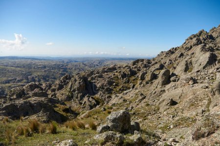 Foto de Espectacular paisaje montañoso rocoso en Los Gigantes, un macizo montañoso que pertenece a la zona norte de Sierras Grandes, destino de senderismo, trekking y escalada en Córdoba, Argentina - Imagen libre de derechos