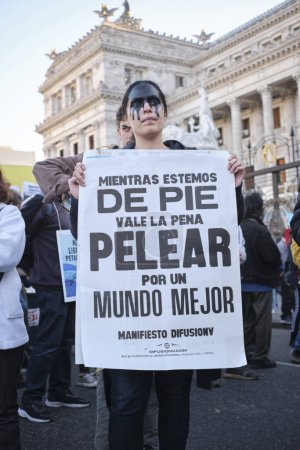 Téléchargez les photos : Buenos Aires, Argentine, 5 oct. 2023 : personnes protestant contre l'exploration sismique pour l'exploitation pétrolière en mer, femme tenant une affiche : Tant que nous sommes debout, un monde meilleur vaut la peine de se battre pour. - en image libre de droit