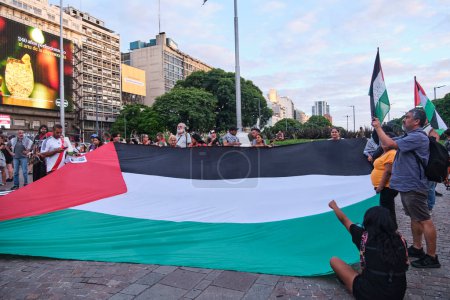 Foto de Buenos Aires, Argentina, 16 de febrero de 2024: Gran bandera palestina durante una manifestación en solidaridad con Palestina y contra el ataque israelí y el genocidio sionista. - Imagen libre de derechos
