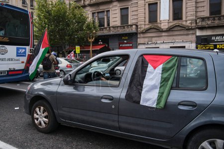 Foto de Buenos Aires, Argentina, 16 de febrero de 2024: Caravana de protesta en solidaridad con Palestina contra el ataque de Israel, coche con bandera palestina. - Imagen libre de derechos