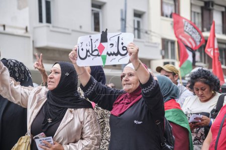 Foto de Buenos Aires, Argentina, 16 de febrero de 2024: Mujeres marchando en solidaridad con Palestina y contra el ataque genocida de Israel. - Imagen libre de derechos