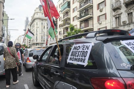Foto de Buenos Aires, Argentina, 16 de febrero de 2024: Caravana protesta en solidaridad con el pueblo palestino, automóvil con un cartel contra el apoyo argentino al gobierno de Israel: No en nuestro nombre - Imagen libre de derechos