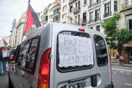 Foto de Buenos Aires, Argentina, 16 de febrero de 2024: Protesta en solidaridad con Palestina contra el ataque de Israel. Coche con un cartel: Alto al genocidio! - Imagen libre de derechos