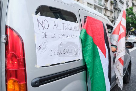 Foto de Buenos Aires, Argentina, 16 de febrero de 2024: Protesta en solidaridad con Palestina, contra Israel. Vehículo con bandera palestina y afiche No al traslado de la embajada a Jerusalén. Palestina libre - Imagen libre de derechos