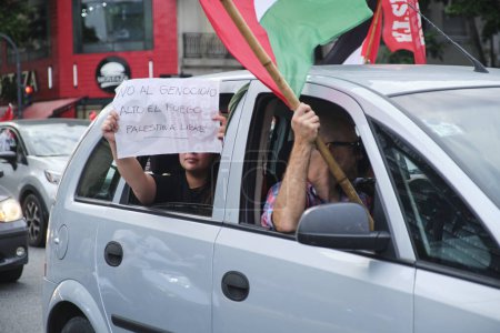 Foto de Buenos Aires, Argentina, 16 de febrero de 2024: Protesta en solidaridad con Palestina contra el ataque de Israel. Mujer irreconocible sosteniendo un cartel: No al genocidio. Alto el fuego. Palestina libre. - Imagen libre de derechos