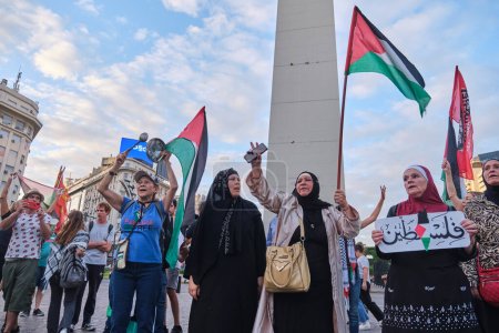 Foto de Buenos Aires, Argentina, 16 de febrero de 2024: Protestan frente al obelisco, en el centro de la ciudad, con carteles pacifistas y banderas palestinas en solidaridad con Palestina y contra el ataque genocida de Israel - Imagen libre de derechos