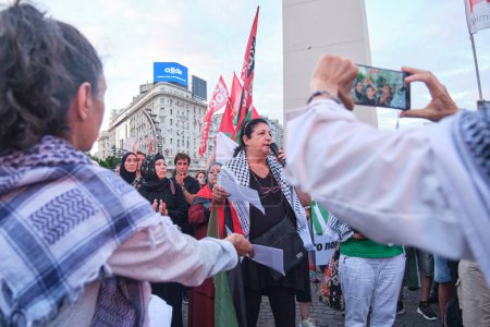 Foto de Buenos Aires, Argentina, 16 de febrero de 2024: Protesta en el centro de la ciudad en solidaridad con Palestina contra el ataque de Israel. Alguien graba con su smartphone para compartir en las redes sociales - Imagen libre de derechos
