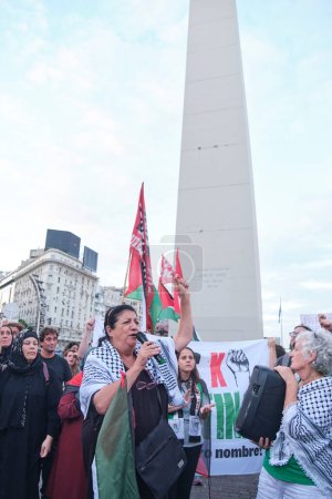 Foto de Buenos Aires, Argentina, 16 de febrero de 2024: Protestan frente al obelisco, en el centro de la ciudad, con carteles pacifistas y banderas palestinas en solidaridad con Palestina y contra el ataque genocida de Israel. - Imagen libre de derechos