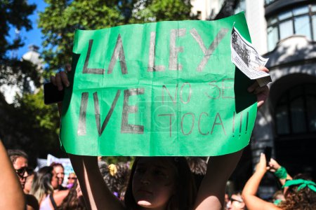 Téléchargez les photos : Buenos Aires, Argentine ; 8 mars 2024 : Journée de la femme, femme soulevant une affiche pour la défense de la loi sur l'avortement légal : La loi Ive n'est pas touchée!!! - en image libre de droit
