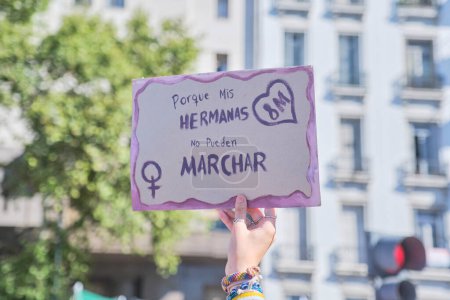 Téléchargez les photos : Buenos Aires, Argentine ; 8 mars 2024 : Grève féministe internationale. Main levée d'une affiche avec le symbole des femmes et le texte Parce que mes sœurs ne peuvent pas marcher. - en image libre de droit