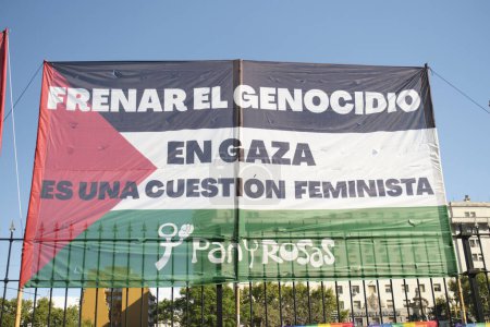 Foto de Buenos Aires, Argentina; 8 de marzo de 2024: Apoyo a Palestina durante el Día de la Mujer, bandera palestina con el texto Detener el genocidio en Gaza es un tema feminista. - Imagen libre de derechos