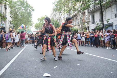 Téléchargez les photos : Buenos Aires, Argentine ; 8 mars 2024 : Groupe de femmes portant des textiles traditionnels colorés et agitant la danse wiphala tout en marchant pendant la grève féministe internationale. - en image libre de droit