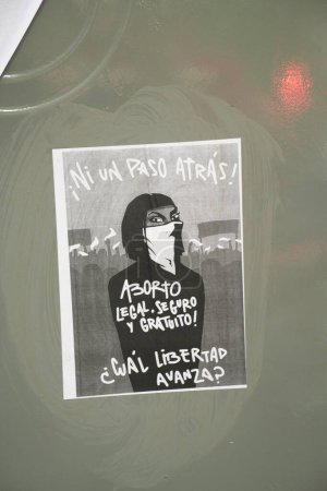 Téléchargez les photos : Buenos Aires, Argentine ; 8 mars 2024 : Journée de la femme, affiche contre le gouvernement national et pour la défense de la loi sur l'avortement légal, sûr et gratuit : Pas un pas en arrière ! Quelle liberté avance ?? - en image libre de droit