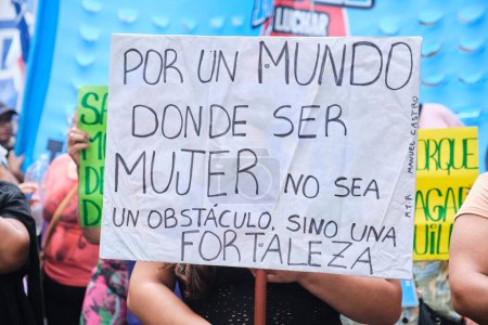 Téléchargez les photos : Buenos Aires, Argentine ; 8 mars 2024 : Grève féministe internationale. Femme tenant une affiche : Pour un monde où être une femme n'est pas un obstacle, mais une force. - en image libre de droit