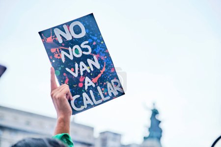 Téléchargez les photos : Buenos Aires, Argentine ; 8 mars 2024 : Grève féministe internationale. Main avec un mouchoir vert tenant une affiche : Nous ne serons pas réduits au silence - en image libre de droit
