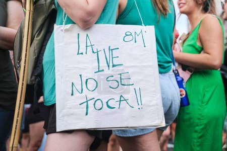 Téléchargez les photos : Buenos Aires, Argentine ; 8 mars 2024 : Des femmes marchent pour défendre des droits acquis, tels que l'avortement légal. Affiche : L'IVE ne doit pas être touché! - en image libre de droit