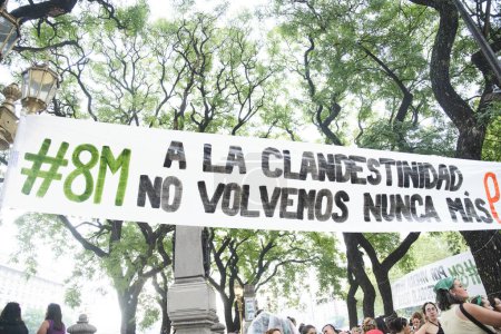 Téléchargez les photos : Buenos Aires, Argentine ; 8 mars 2024 : Marche pour la Journée de la femme, bannière pour la défense des droits acquis, tels que l'avortement légal : Nous ne retournerons plus jamais sous terre. - en image libre de droit