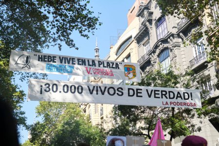Foto de Buenos Aires, Argentina; 24 de marzo de 2024: Día Nacional del Recuerdo por la Verdad y la Justicia. Banderas: ¡Hebe vive en la plaza! 30000 realmente vivos! - Imagen libre de derechos