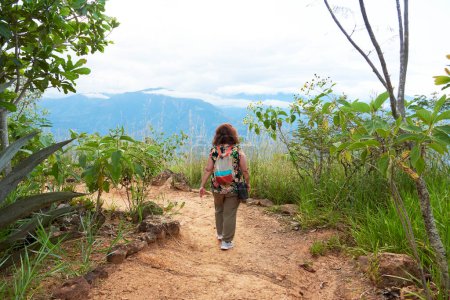 Unerkennbare Frau beim Spazierengehen in einem Naturgebiet in der Nähe von Barichara, der schönsten Stadt Kolumbiens.