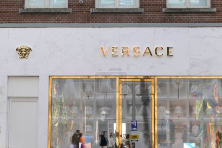 Téléchargez les photos : Amsterdam, Netherlands - May 1, 2022 : Versace boutique in Amsterdam town. Versace is an Italian luxury fashion brand. - en image libre de droit